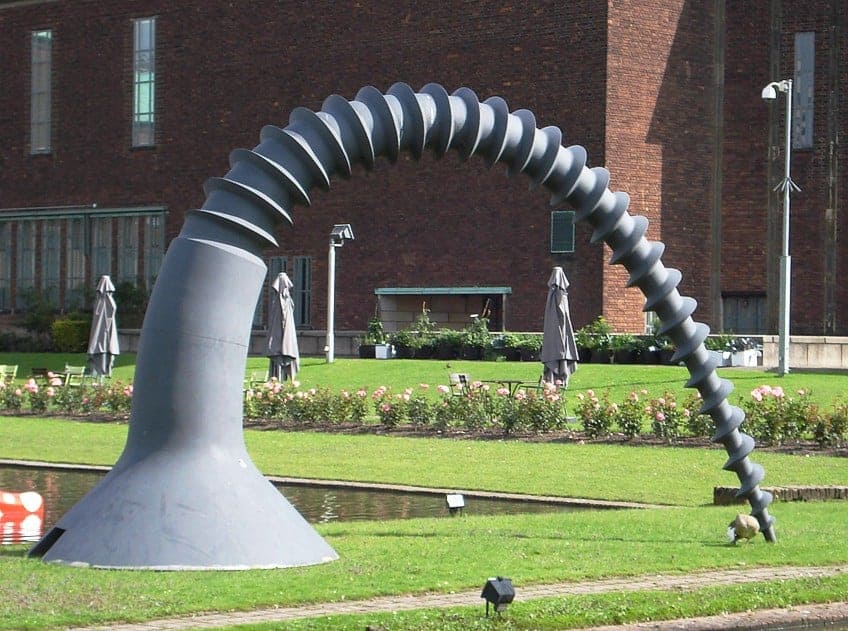 Welche Materialien verwendet Claes Oldenburg in seinen Skulpturen