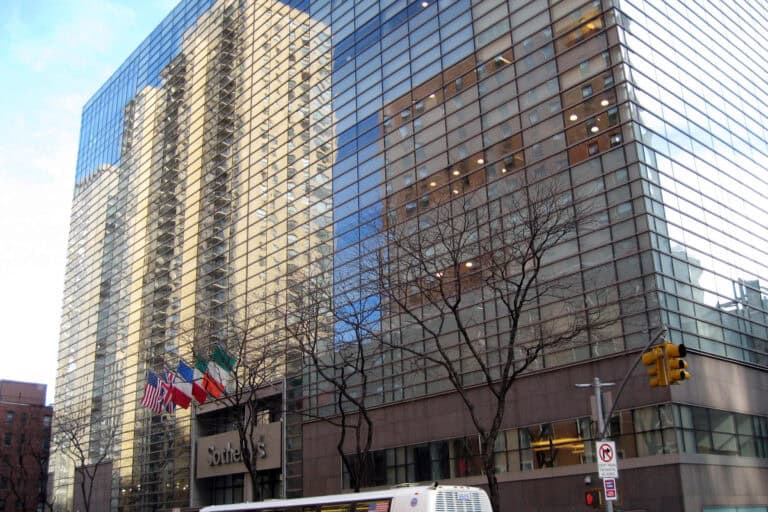Der New Yorker Hauptsitz von Sotheby's erhebt sich über der York Avenue in Manhattan.