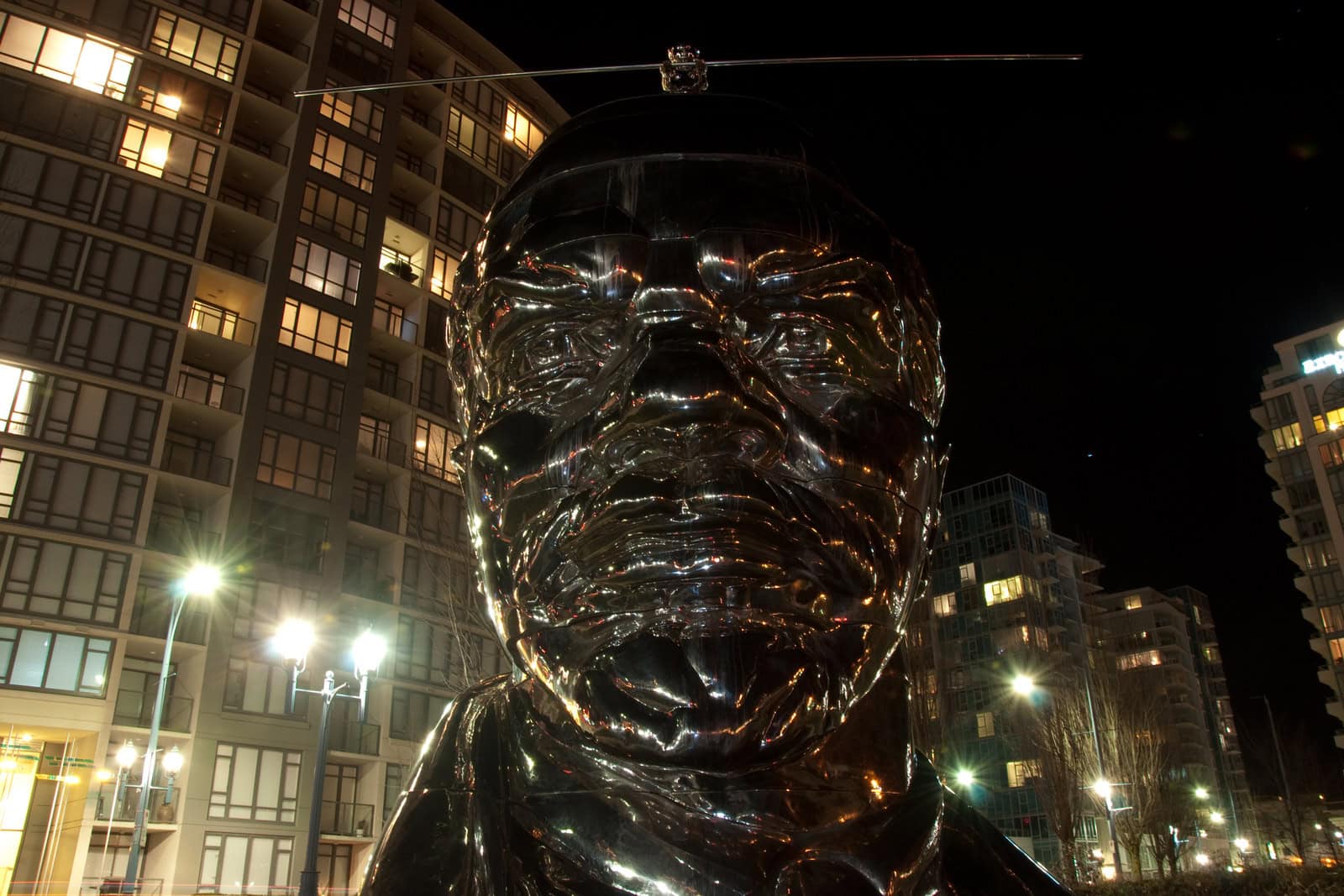 Die farbenprächtige Miss-Mao-Skulptur der Gao Brothers balanciert bei der Vancouver Biennale 2010 auf einer monumentalen Lenin-Büste.