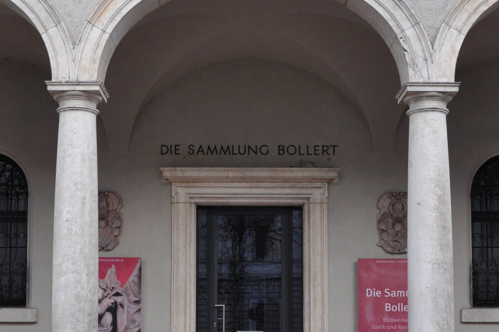 Ein Torbogen im Bayerischen Nationalmuseum führt in den Bereich der Sammlung Bollert.