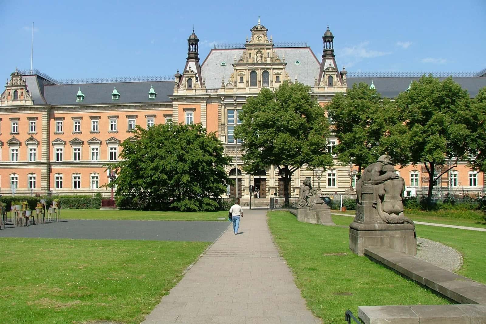 Fassade des Hamburger Strafjustizgebäudes am Sievekingplatz