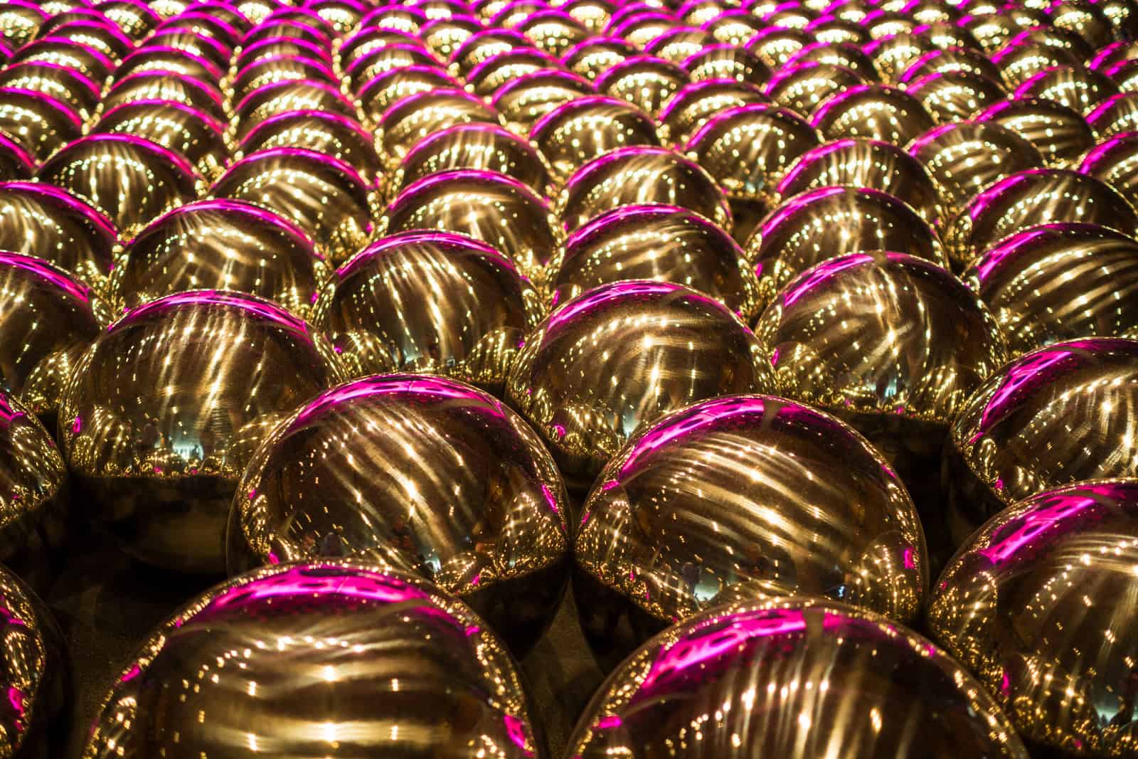 Reflektierende Silberkugeln aus Yayoi Kusamas Narcissus Garden bedecken einen Galerieboden in der National Gallery of Victoria.