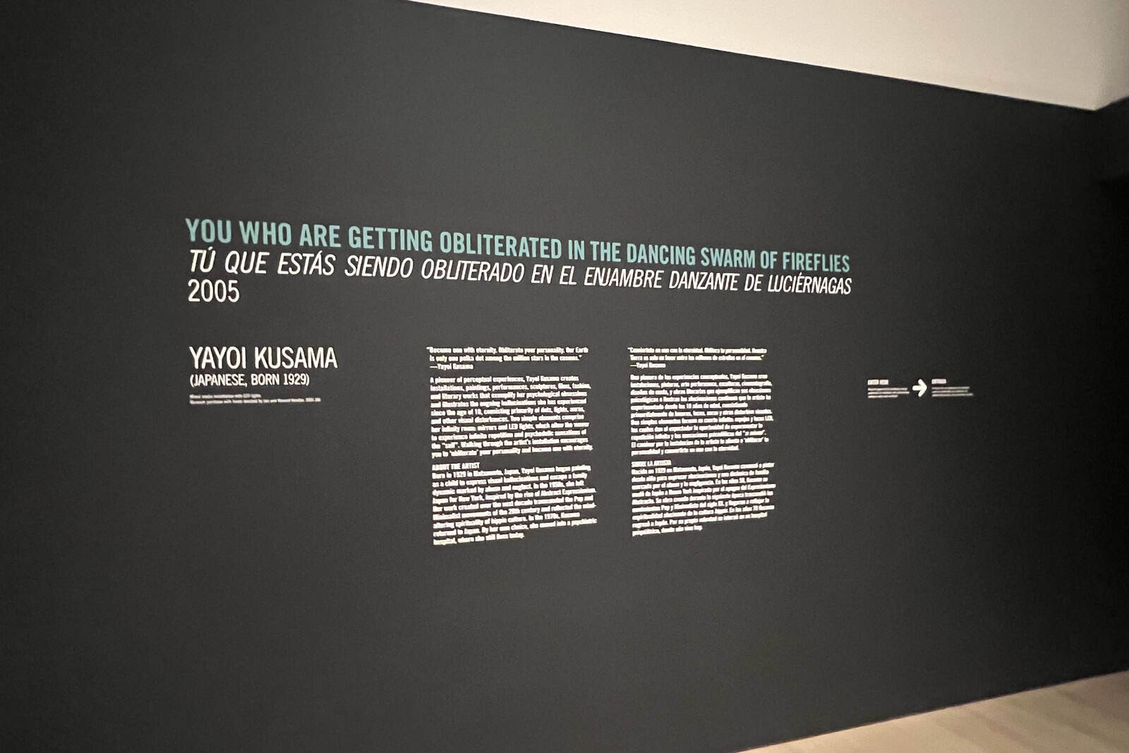 Hängende Lichter vervielfachen sich an den verspiegelten Wänden einer Installation von Yayoi Kusama.