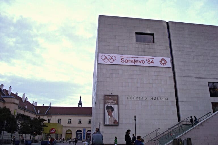 Der weiße Kubus des Leopold Museum steht am Abend im Innenhof des Wiener MuseumsQuartiers.