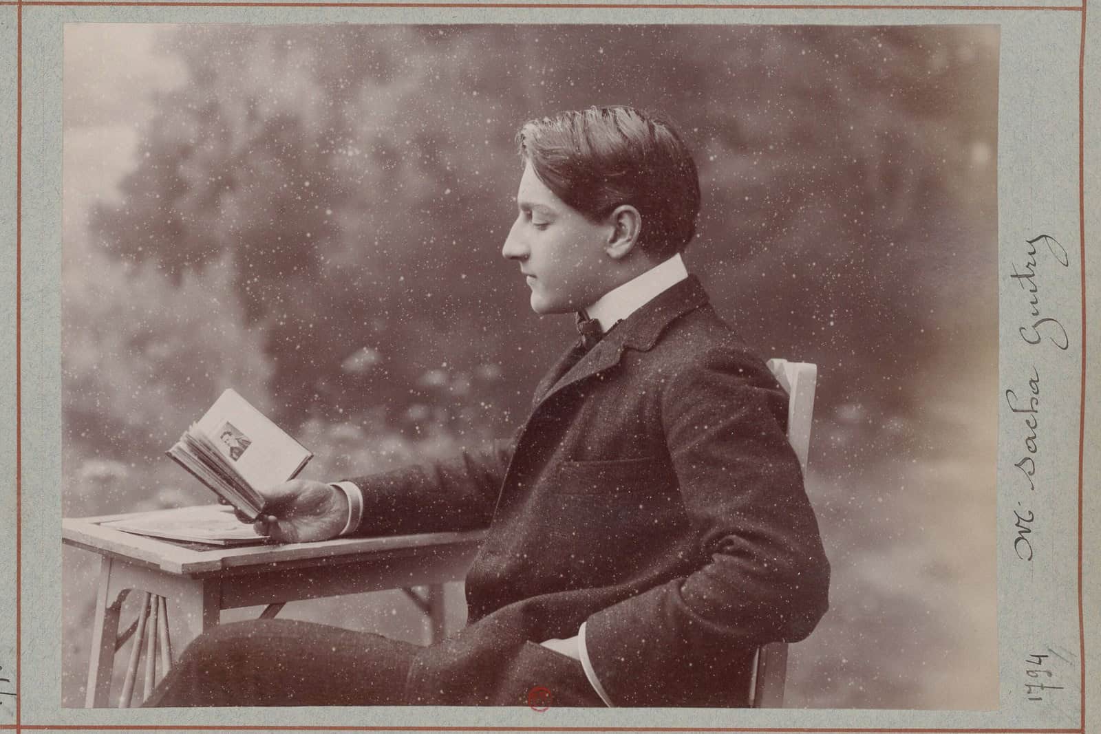 Ein gemeinfreies Porträt von Sacha Guitry verankert den frühen Wendepunkt, an dem Hirschfeld nach der Pariser Begegnung seine erste veröffentlichte Theaterzeichnung schuf.