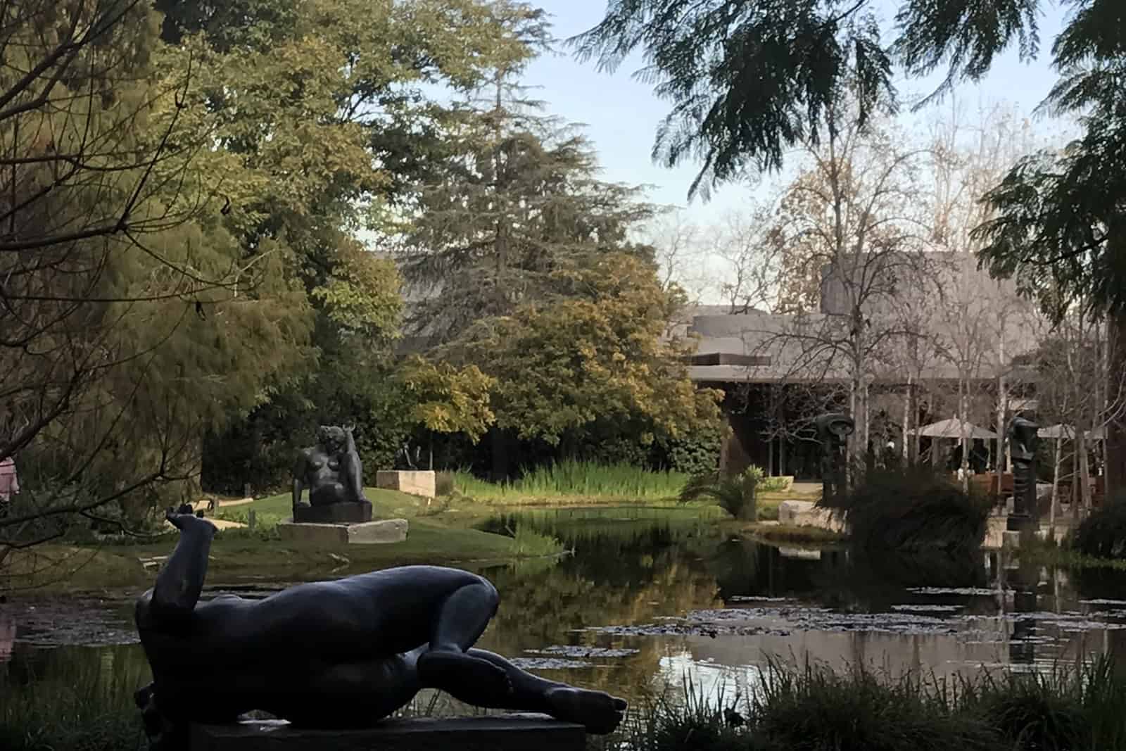 Blick über den Teich und die Skulpturen im Garten des Norton Simon Museum in Pasadena.