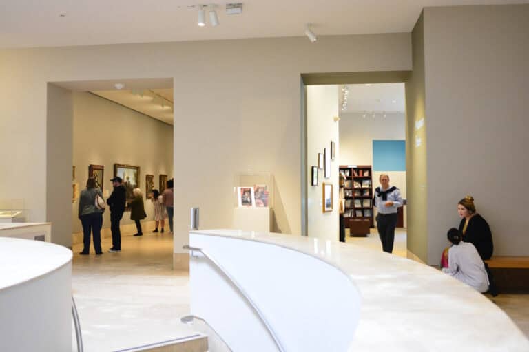 Blick in einen Ausstellungsraum des Norton Simon Museum in Pasadena, das Lucas Cranachs Gemäldepaar „Adam und Eva“ zeigt.