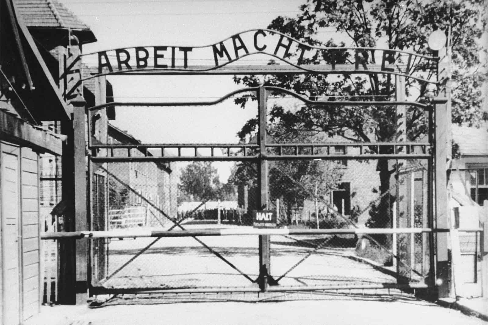 Eingangstor von Auschwitz I im Mai 1945