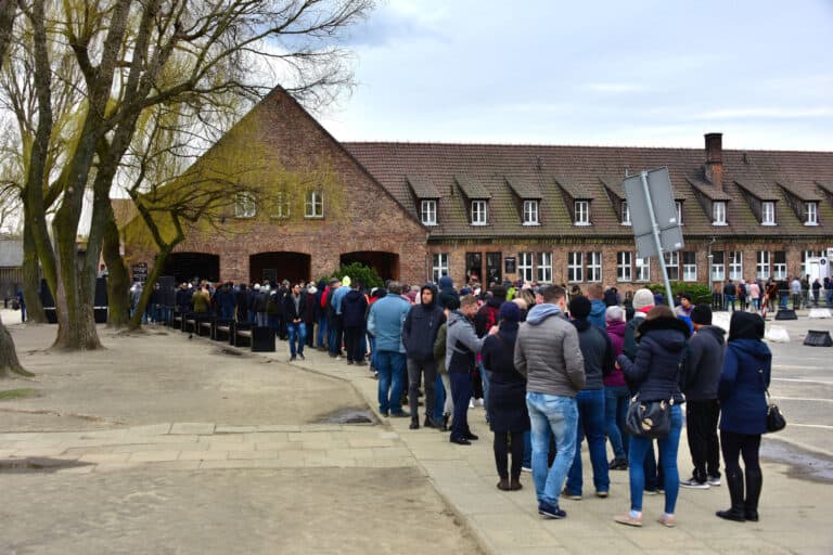 Das Backstein-Eingangsgebäude des Staatlichen Museums Auschwitz-Birkenau in Auschwitz I.