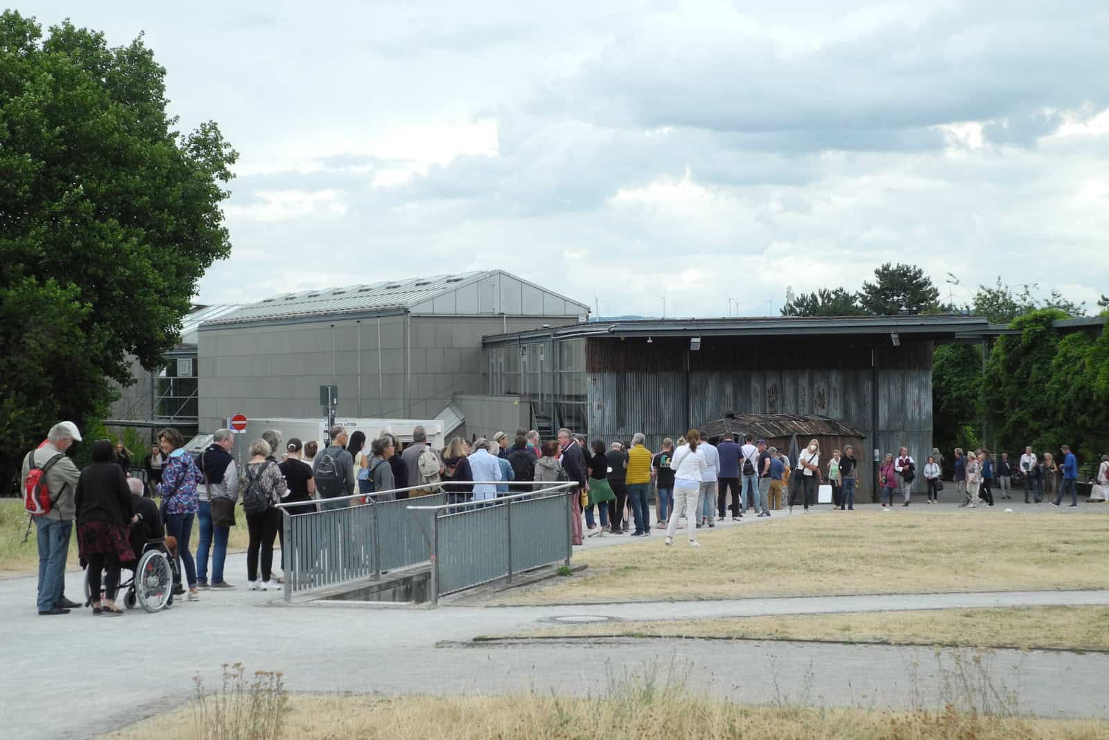 Besucher warten im Juli 2022 vor der Documenta-Halle in Kassel während der Documenta 15.