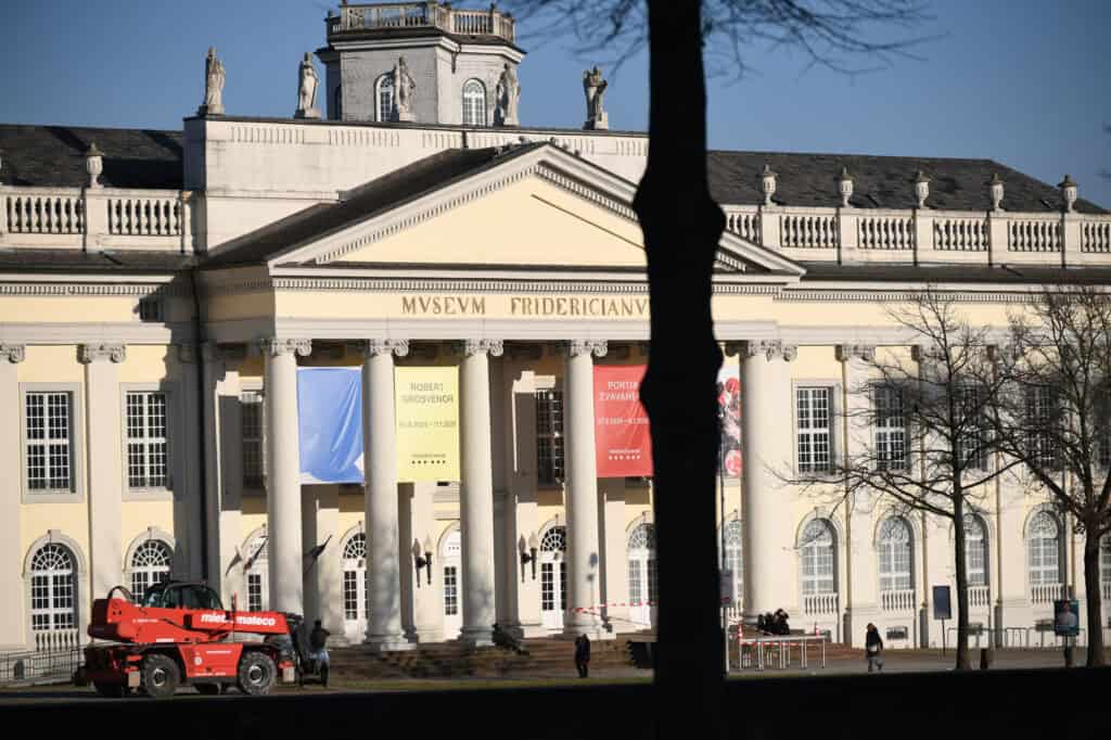 Die helle klassizistische Fassade des Fridericianums steht im winterlichen Sonnenlicht am Friedrichsplatz in Kassel.
