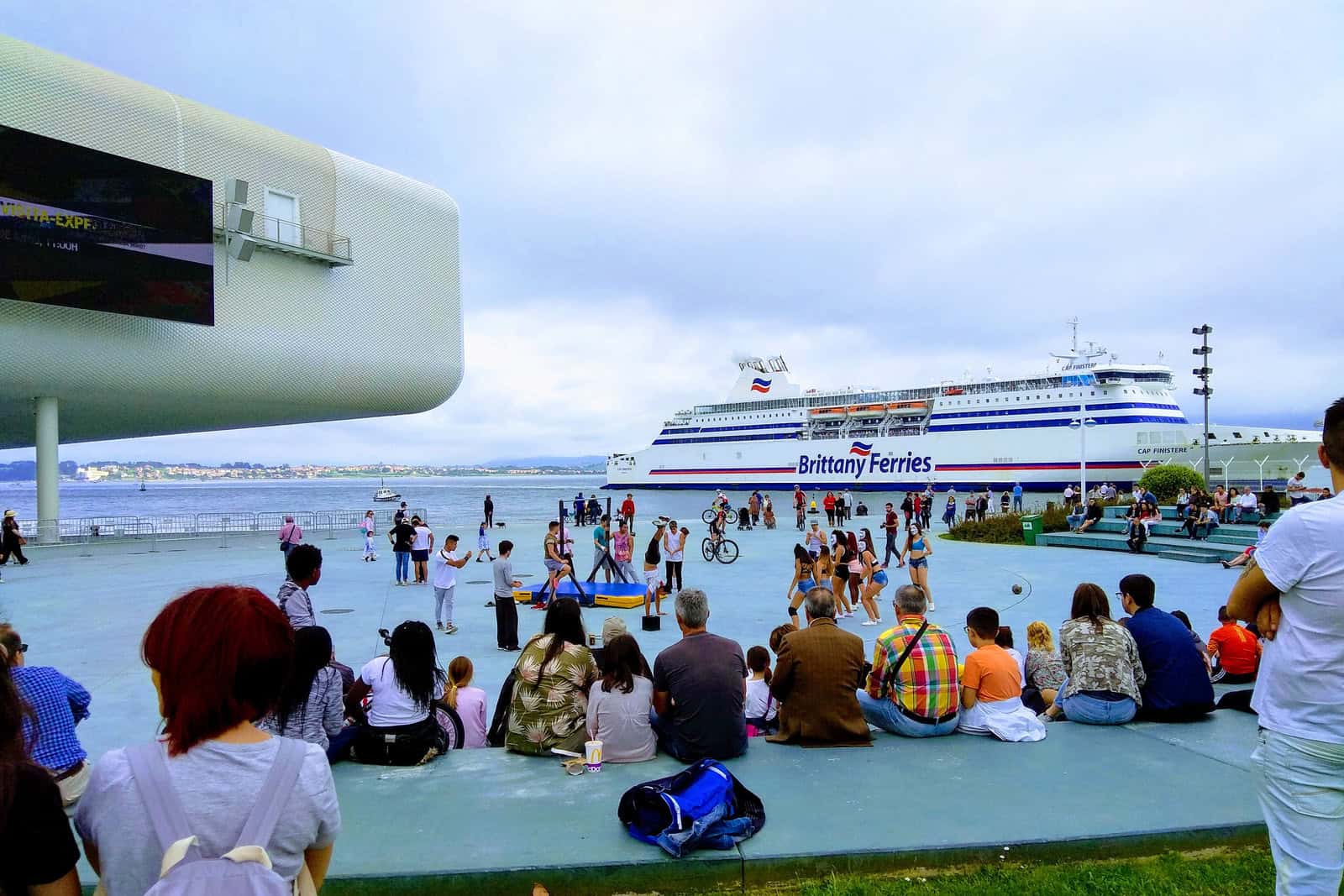 Das Centro Botín erhebt sich über seinem Außenplatz an der Bucht von Santander.