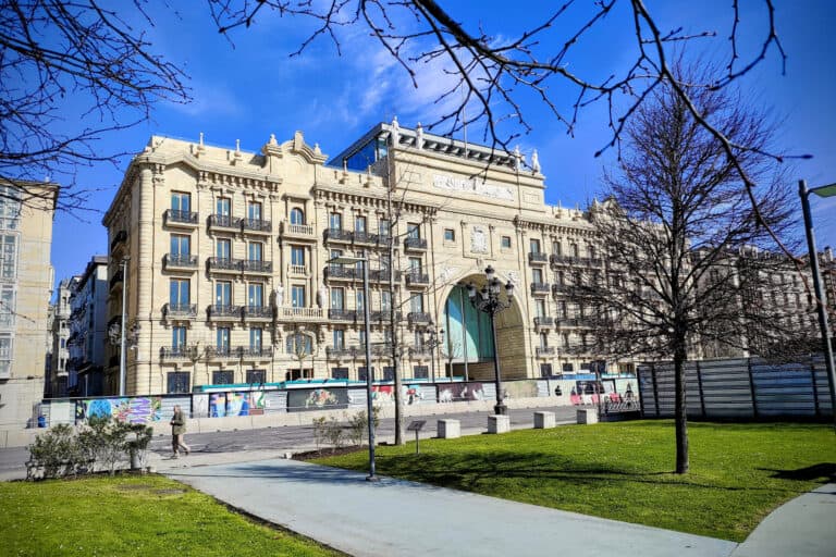 Das historische Edificio Pereda während seines Umbaus zum Kunstmuseum Faro Santander im März 2026.