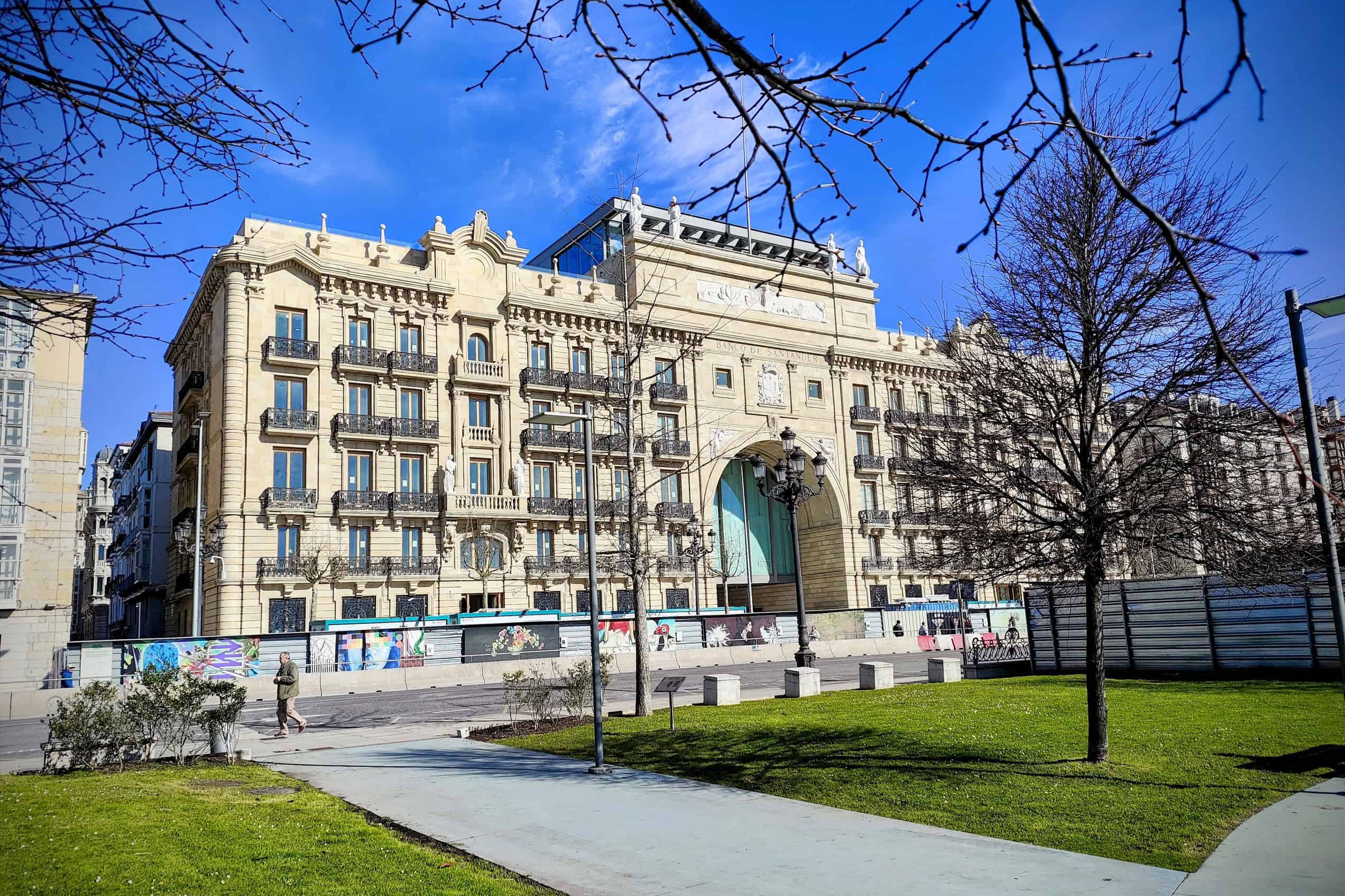 Das historische Edificio Pereda während seines Umbaus zum Kunstmuseum Faro Santander im März 2026.