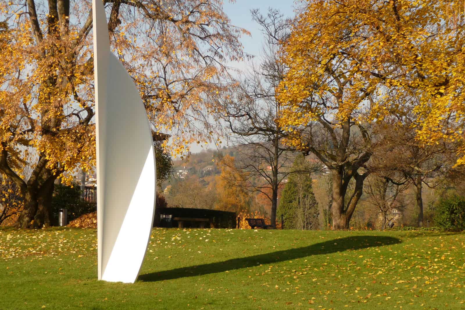 Der Garten der Fondation Beyeler mit einer Skulptur von Ellsworth Kelly vor dem Museumsbau.