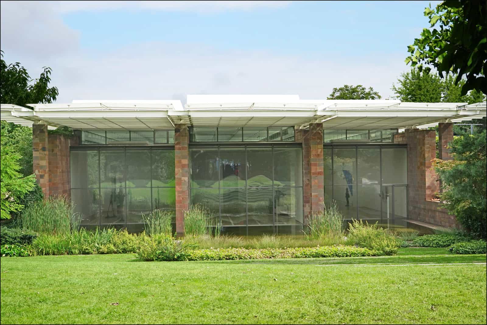 Das bestehende Beyeler Museum von Renzo Piano hinter einem Wasserbecken.