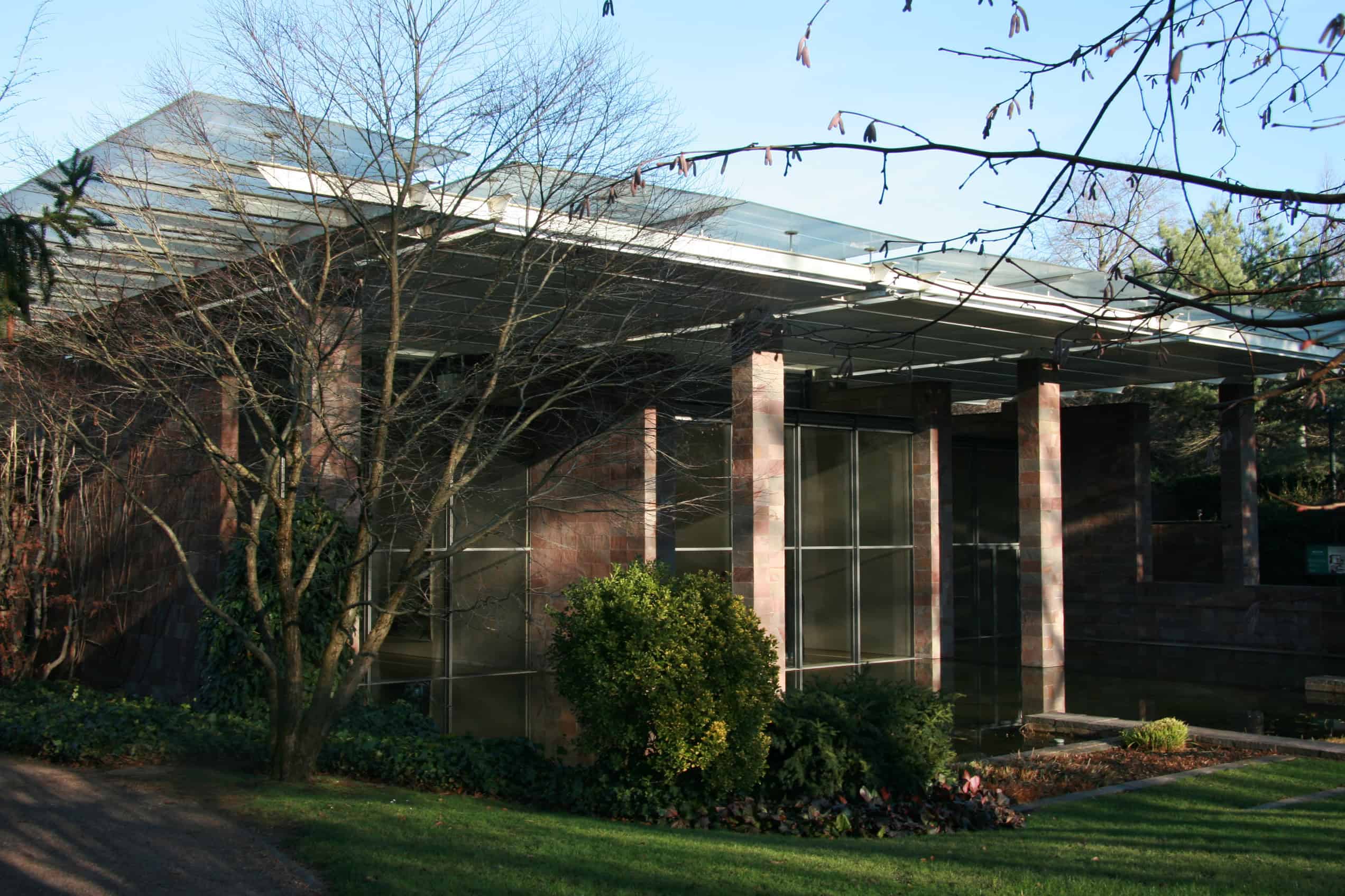 Die Fassade des von Renzo Piano entworfenen Beyeler Museums in Riehen mit der vorgelagerten Grünfläche.