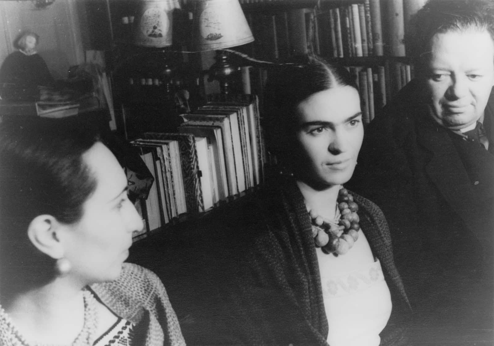 Den Beziehungskontext visuell ergänzen: Carl Van Vechtens Aufnahme zeigt Diego Rivera, Malú Block und Frida Kahlo 1932. Unbeschnitten, nicht koloriert und mit vollständiger Fotogra
