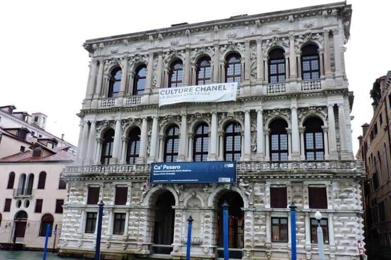 Ca' Pesaro, Venice (31647932845). The Ca' Pesaro is a Baroque marble palace facing the Grand Canal of Venice, Italy. Originally designed by Baldassarre Longhena in the mid-17th cen
