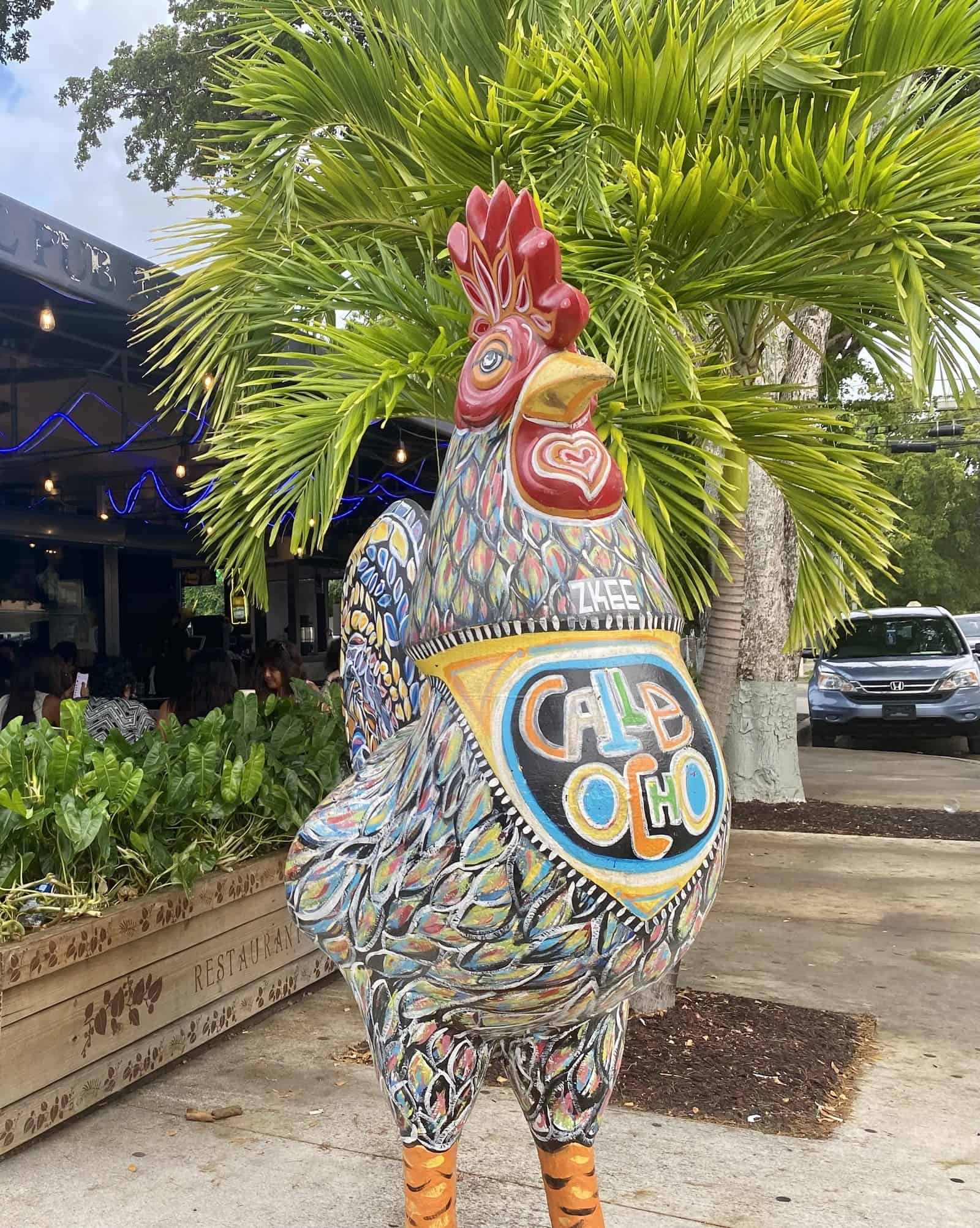 Ein farbiger Hahn an der Calle Ocho im Miami-Viertel Little Havana.