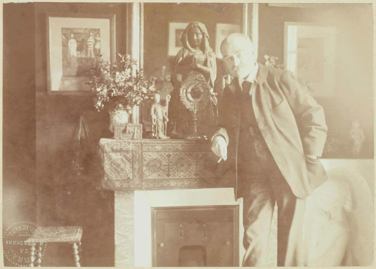 Joris-Karl Huysmans in seinem Interieur, fotografiert zwischen 1885 und 1895.