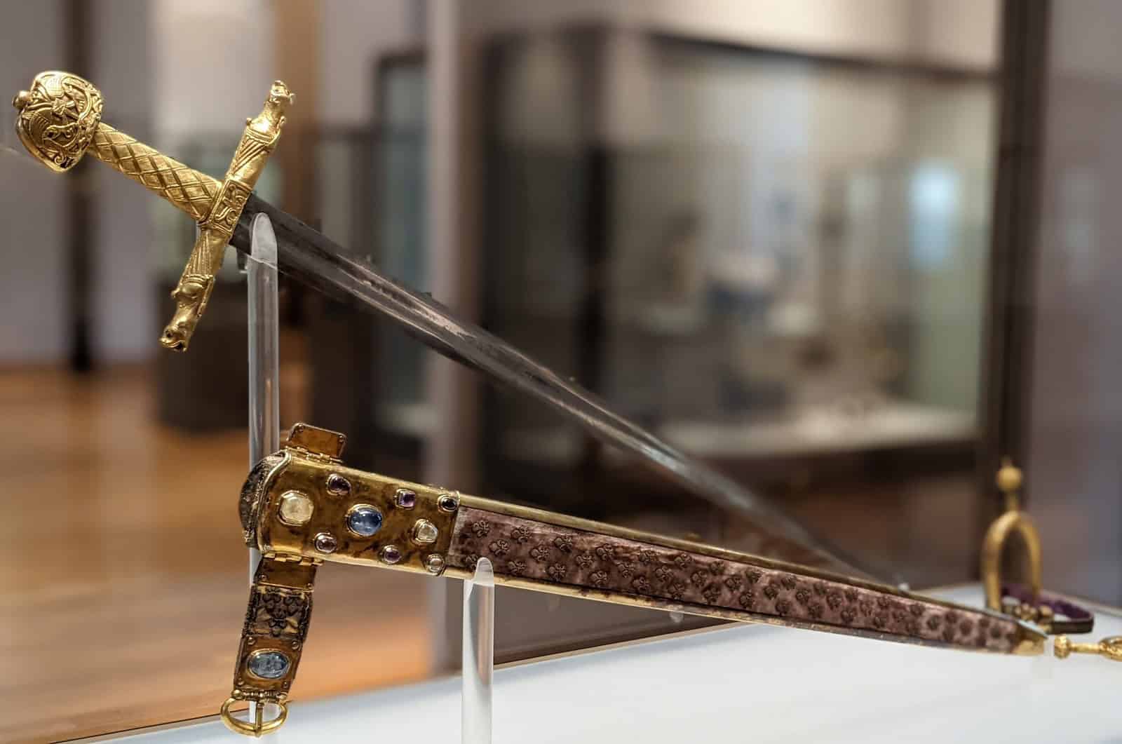 Nahansicht des realen französischen Krönungsschwerts MS 84 als Ergänzung zur Erklärung des im Porträt sichtbaren Schwerts. Commons-Fotografie unter CC0.