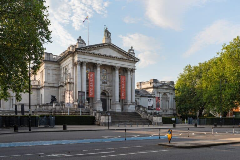Die Tate Britain in London nahm Fadojutimis Gemälde „I Present Your Royal Highness“ 2019 in ihre Sammlung auf.