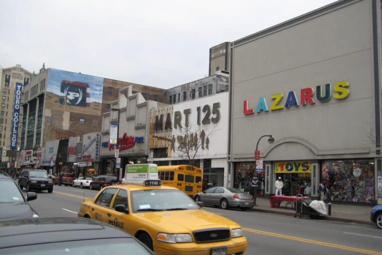 Die 125th Street in Harlem, ein zentraler Schauplatz von Casteels Straßenporträts.