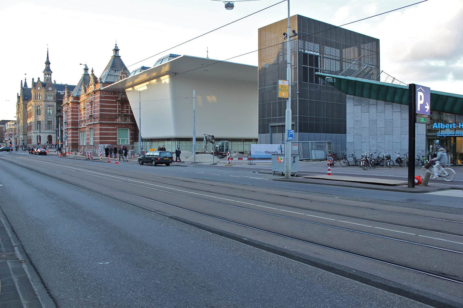 Der historische und der moderne Gebäudeteil des Stedelijk Museum Amsterdam.