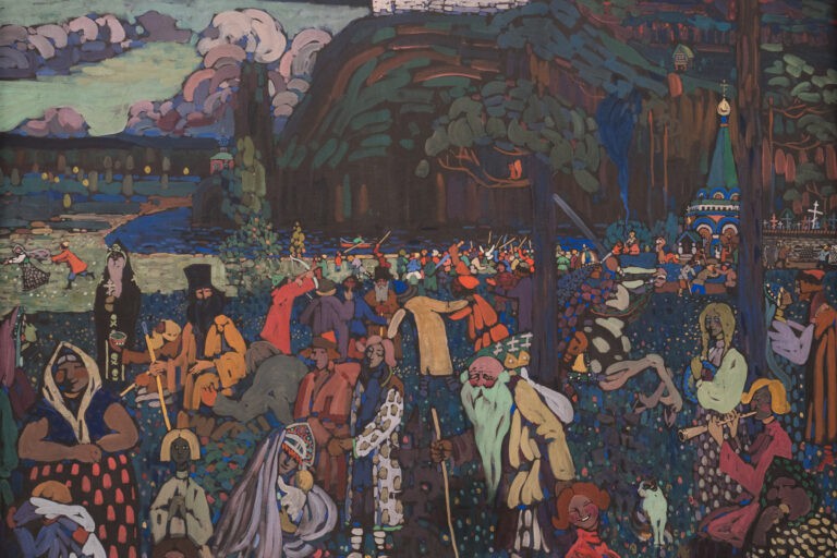 Wassily Kandinskys Das bunte Leben zeigt eine dicht bevölkerte Landschaft mit farbkräftigen Figuren, einem Reiter, Bäumen, Wasser und einer entfernten Stadt.