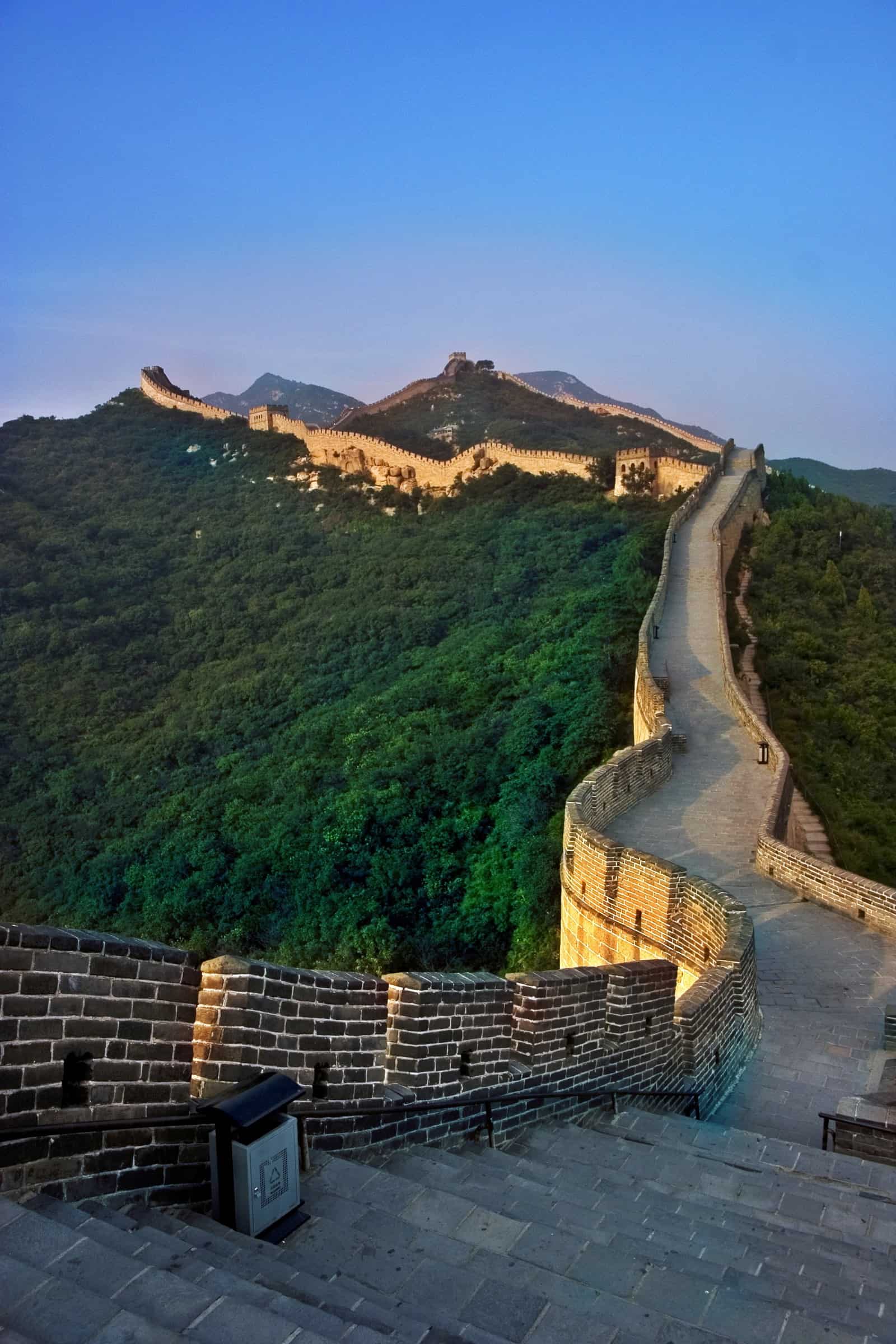Ein Abschnitt der Chinesischen Mauer bei Badaling; Abramović und Ulay gingen 1988 von entgegengesetzten Enden der Mauer aufeinander zu.