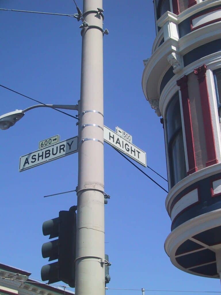 Die Kreuzung von Haight und Ashbury in San Francisco; in diesem Viertel fertigte Laurel Burch in den 1960er-Jahren ihren frühen Schmuck.
