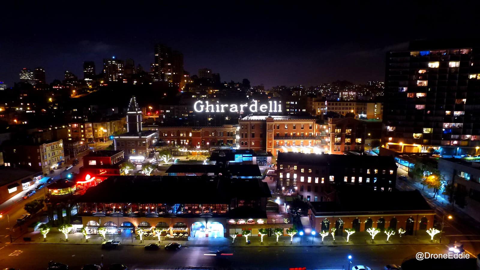 Der Ghirardelli Square in San Francisco, wo die Folk-Art-Galerie The Chair House Laurel Burchs frühen Schmuck als erste Galerie verkaufte.