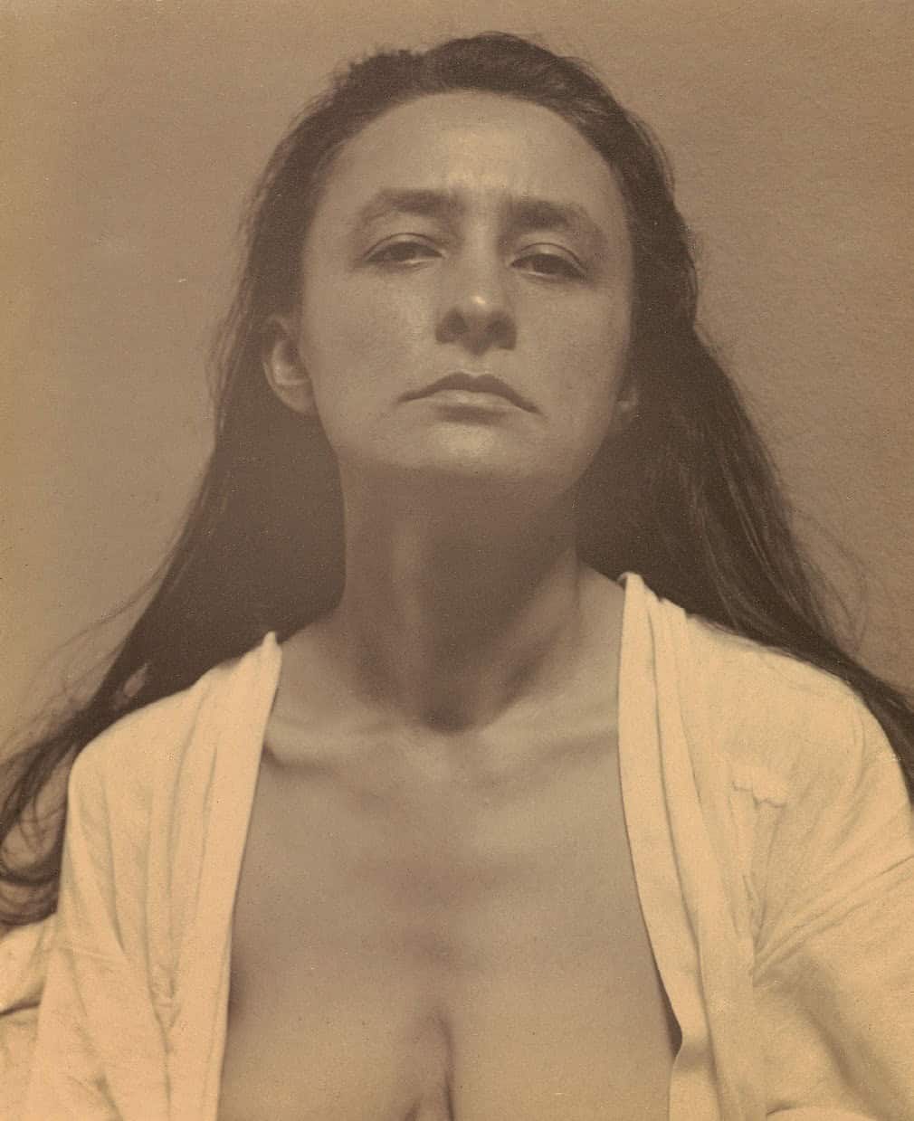 Alfred Stieglitz porträtierte Georgia O’Keeffe um 1920 bis 1922.