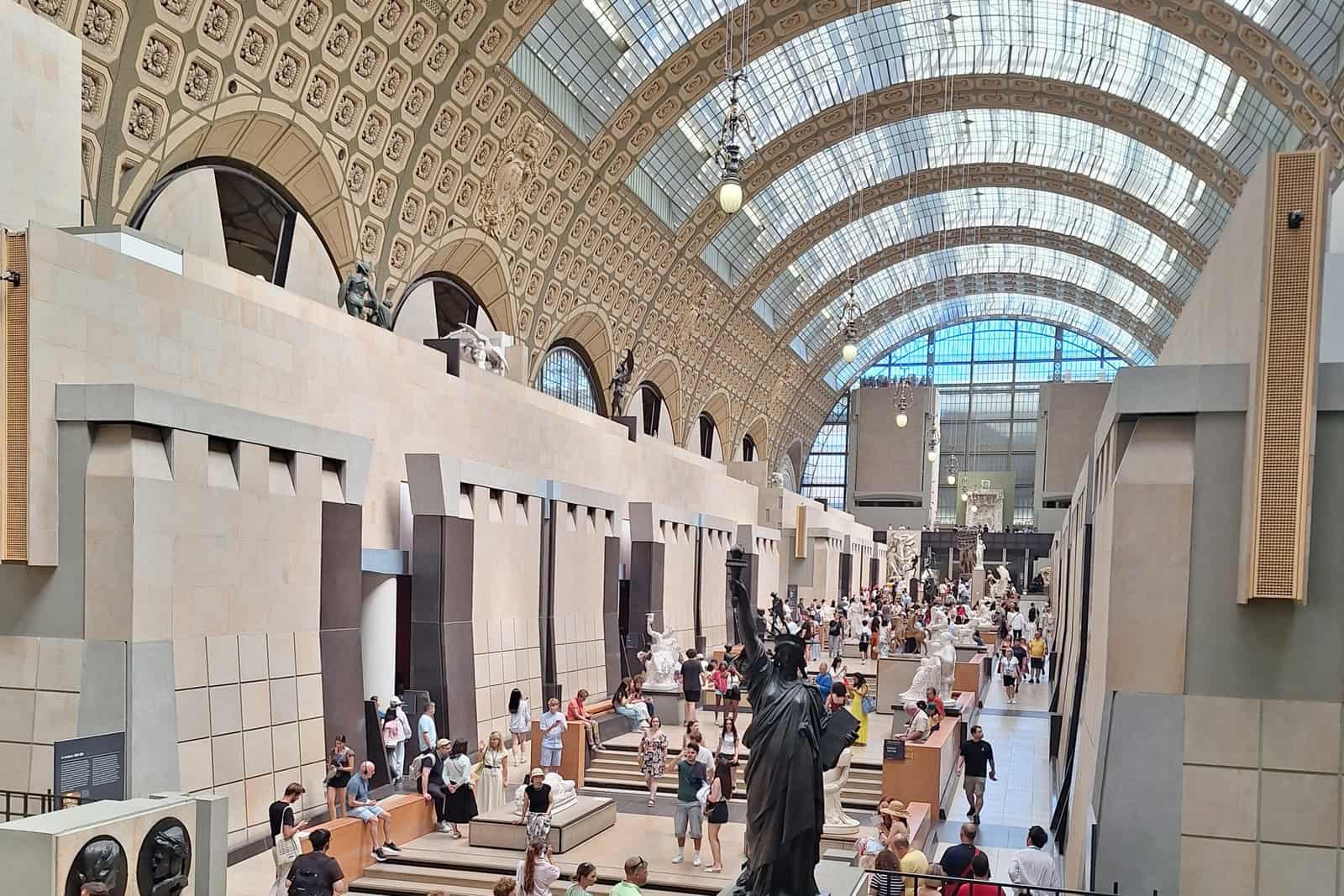 Innenansicht des großen Hauptsaals des Musée d’Orsay in Paris.
