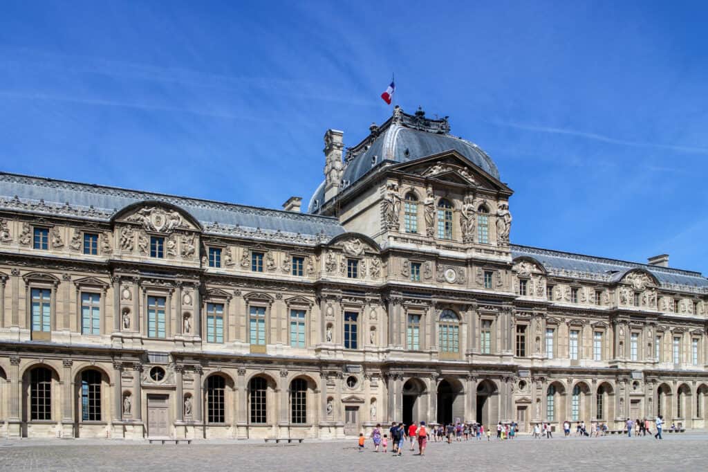 Die historische Westfassade der Cour Carrée des Louvre in Paris.