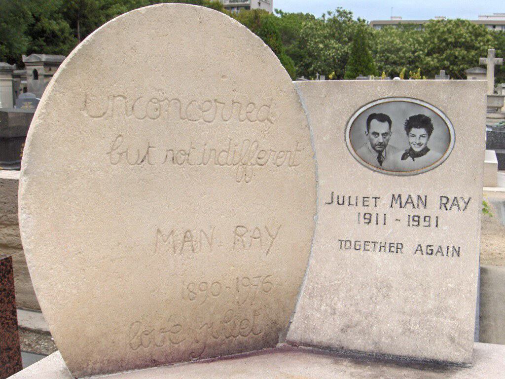 Das gemeinsame Grab von Man Ray und Juliet Man Ray auf dem Pariser Cimetière du Montparnasse.