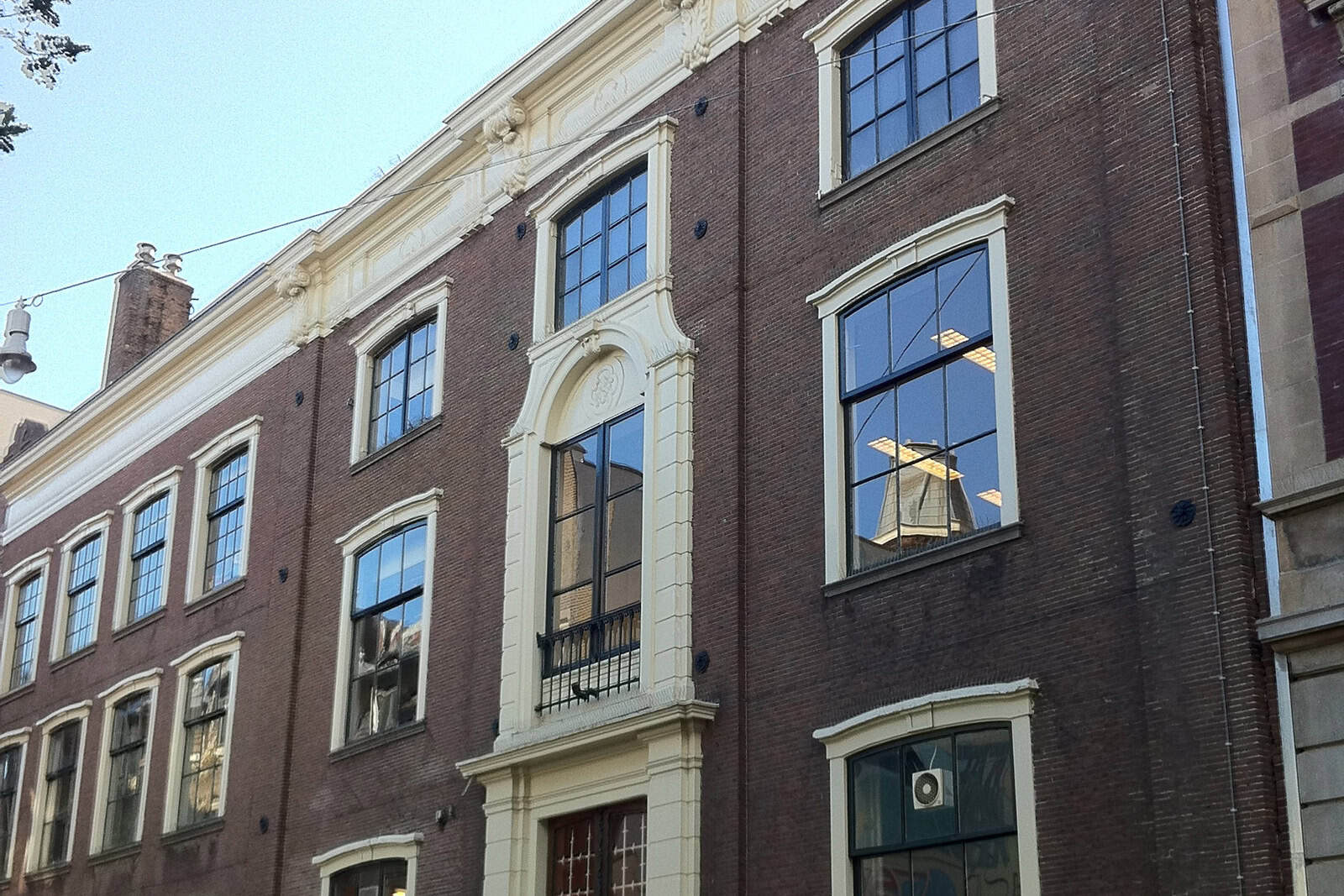 Fassade der Nieuwe Doelenstraat 16, der früheren Adresse des Auktionshauses Frederik Muller in Amsterdam.