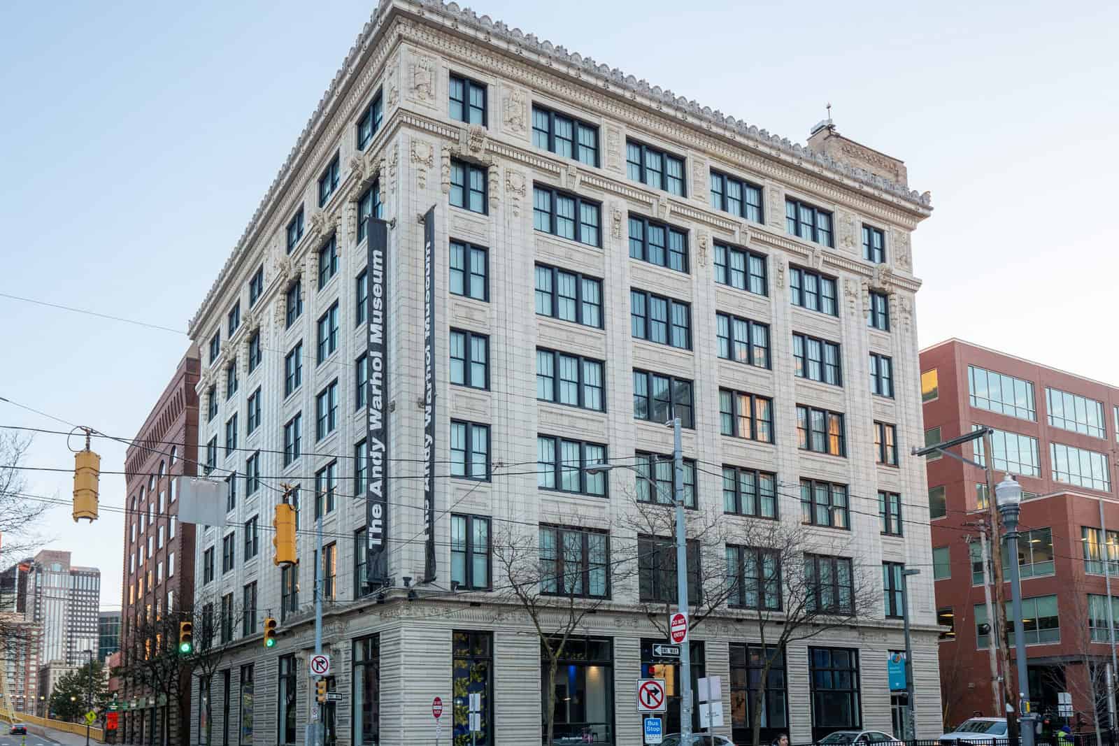 Außenansicht des Andy Warhol Museum in Pittsburgh