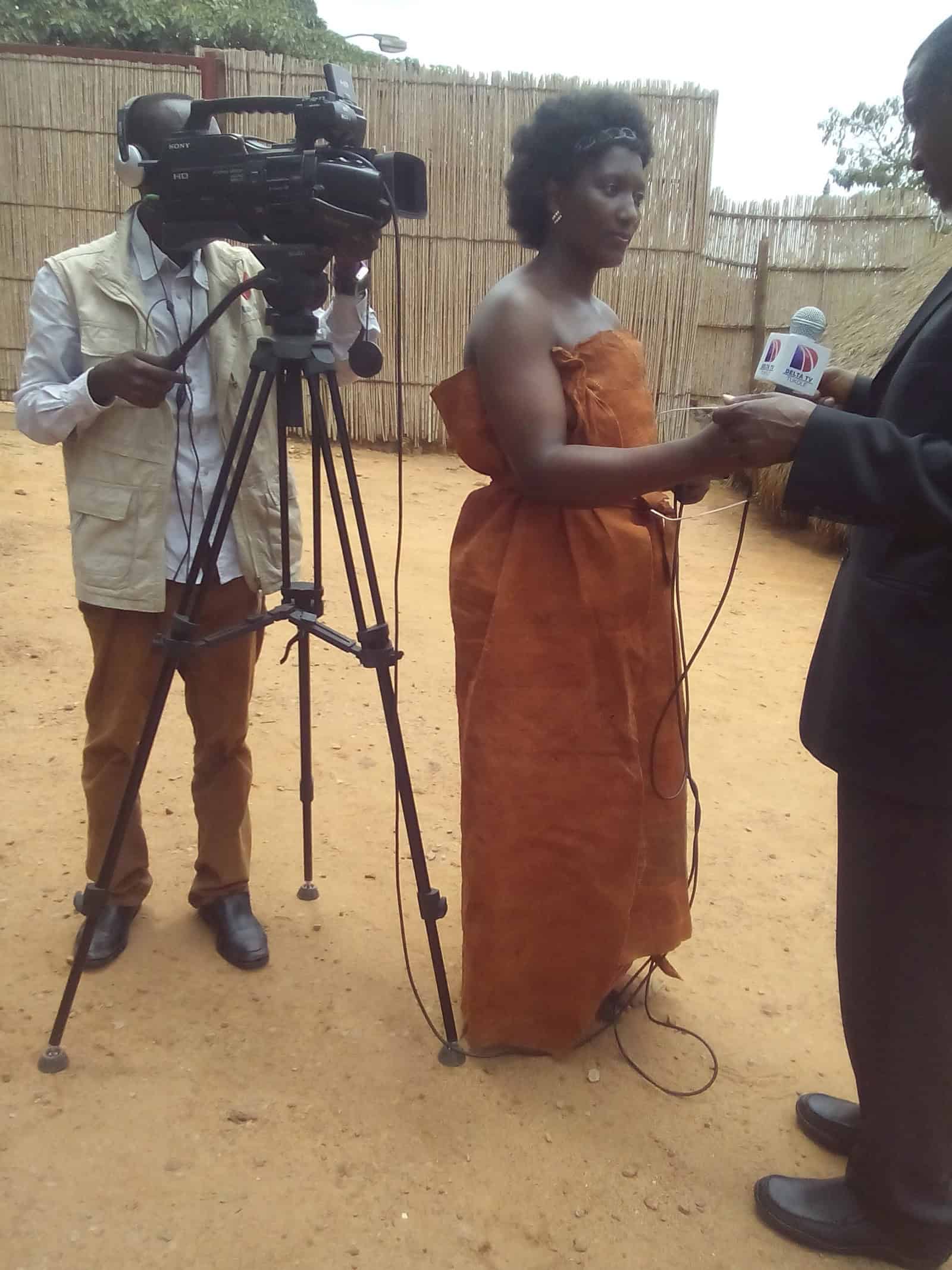 Traditionell getragenes Olubugo aus Uganda zeigt die braune, faserige Oberfläche des Rindentuchs.