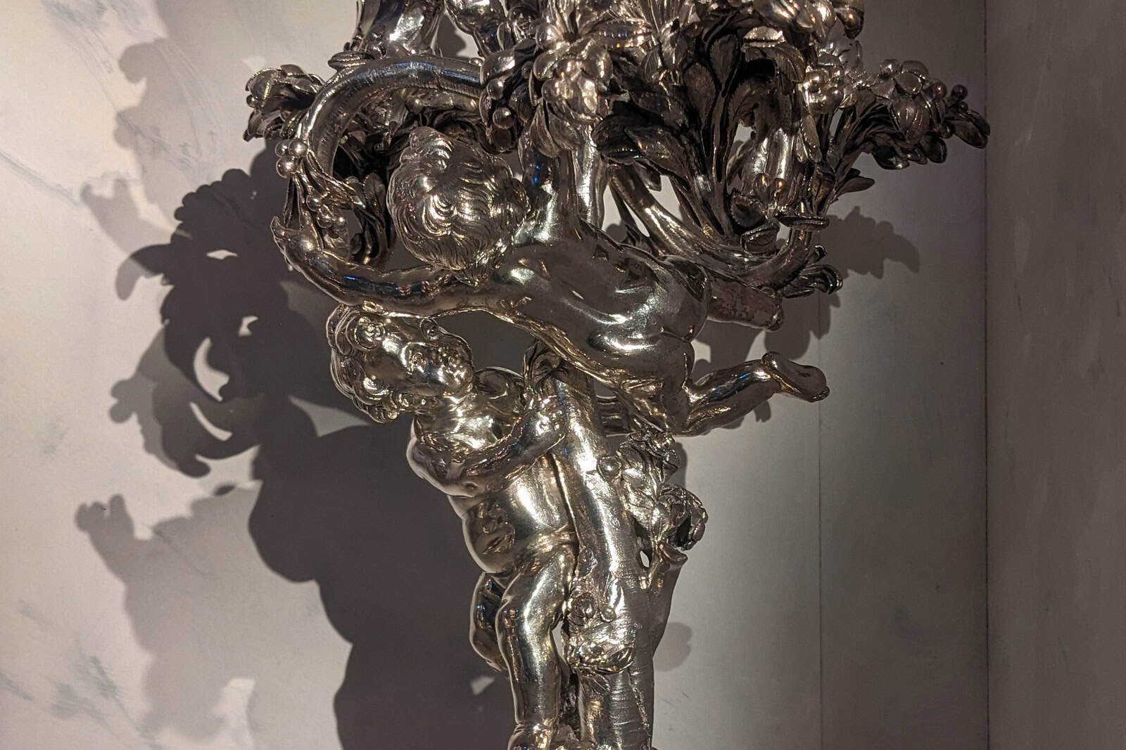 Reich verzierter Silberleuchter des 18. Jahrhunderts von François-Thomas Germain im Louvre.