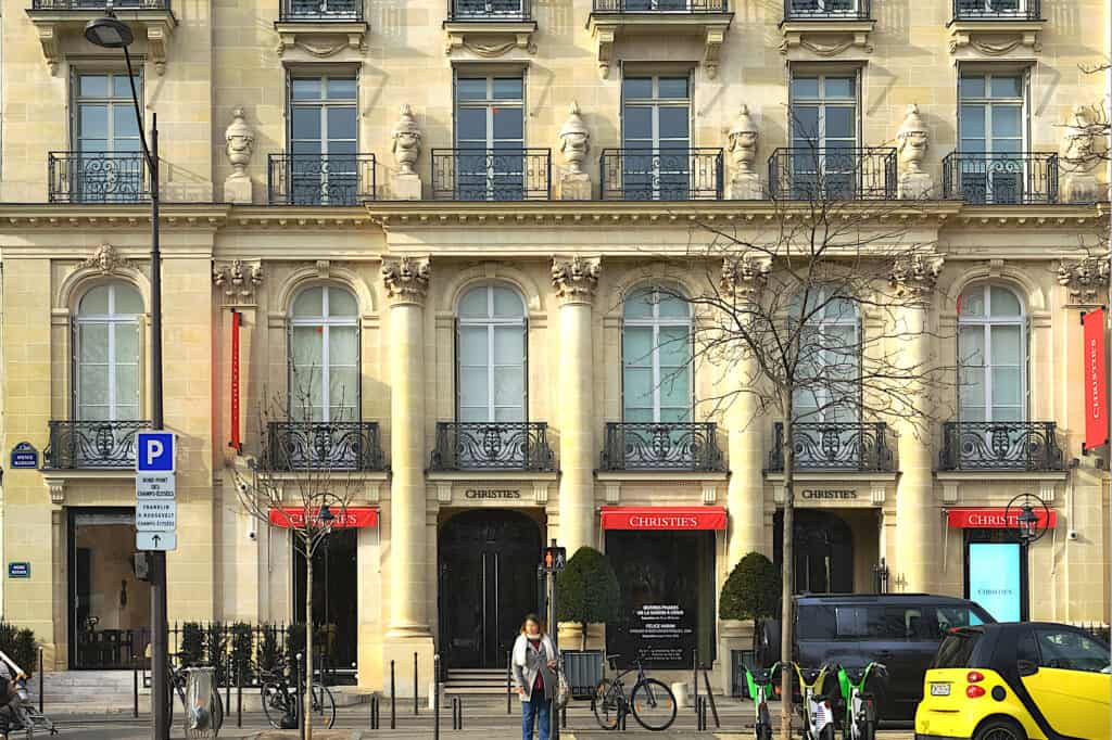 Steinfassade und Eingang von Christie’s France an der Avenue Matignon in Paris.