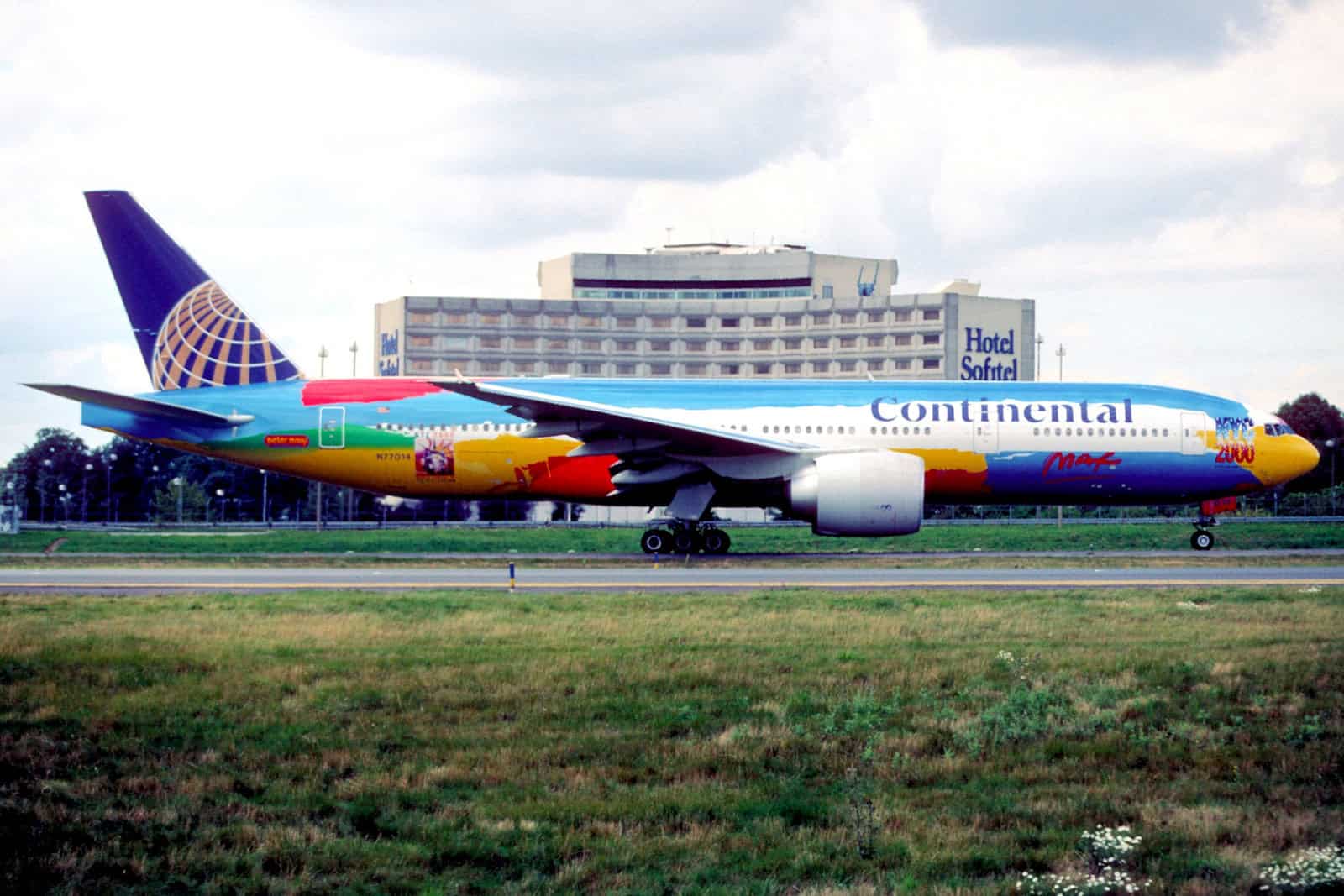 Eine Boeing 777 von Continental Airlines in Peter Max’ vielfarbiger „NYC 2000“-Lackierung rollt am Flughafen Paris-Charles-de-Gaulle.