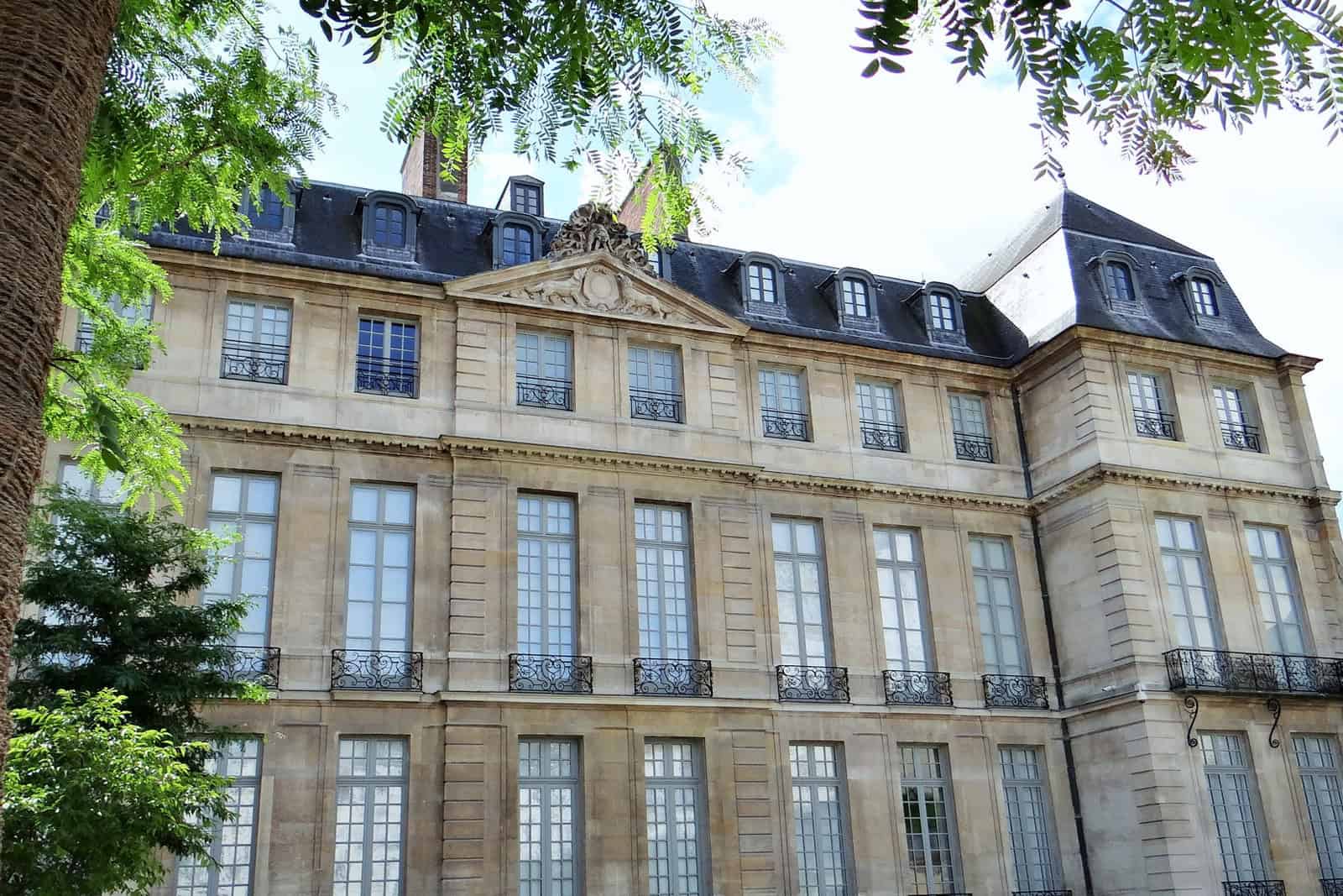 Gartenseite des Hôtel Salé in Paris