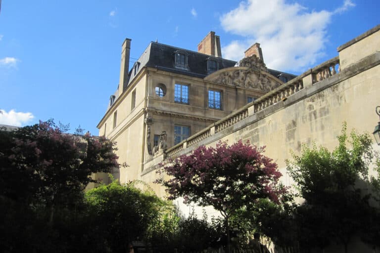 Seitenansicht des Hôtel Salé, Sitz des Musée National Picasso-Paris, über den angrenzenden Garten hinweg.