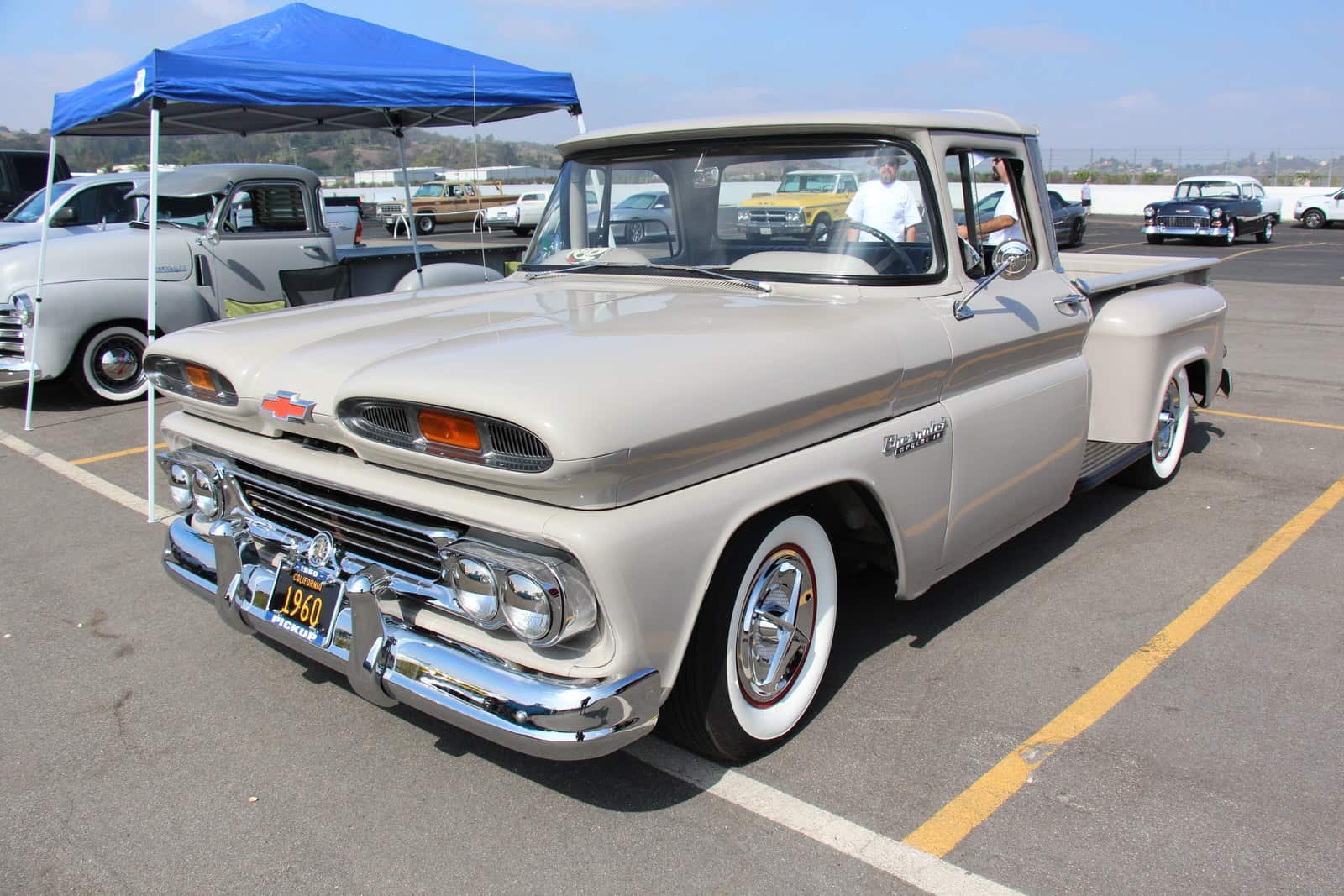 Ein Chevrolet C10 Stepside von 1960 veranschaulicht die amerikanische Pickup-Kultur, die Goings zum zentralen Motiv seiner frühen fotorealistischen Phase machte.