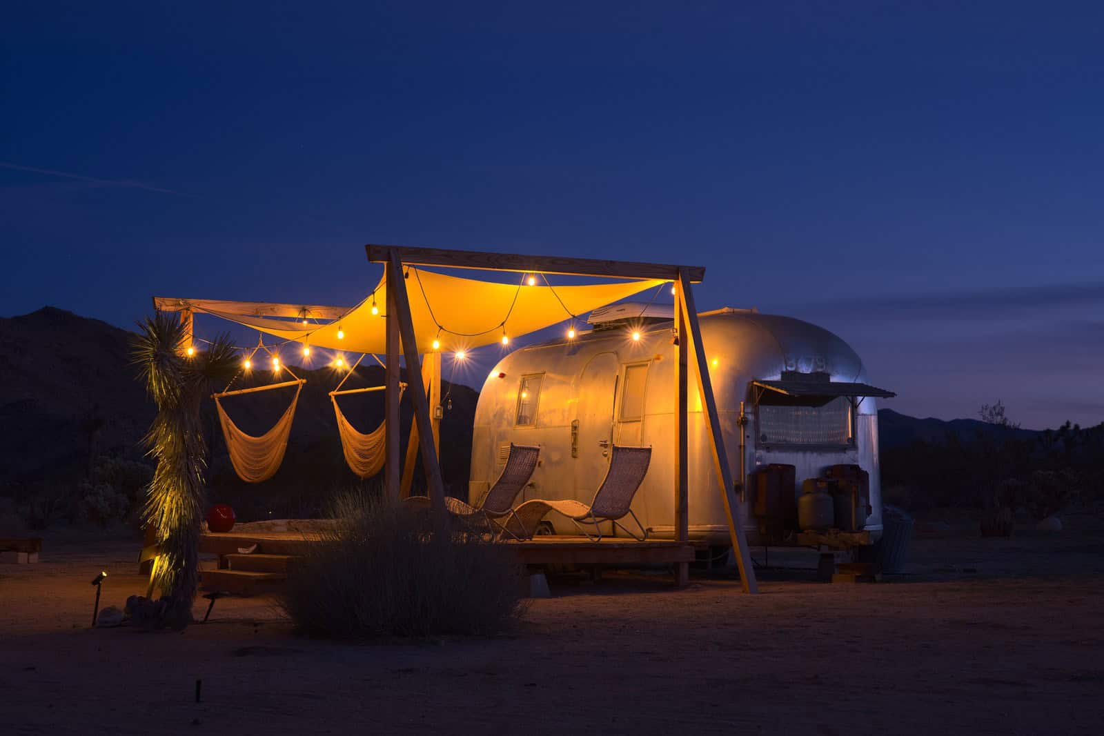 Ein Airstream Safari von 1963 in Kalifornien zeigt die reflektierende Aluminiumhaut, die Goings’ „Airstream“ zum Spiel mit Licht und Umgebung machte.