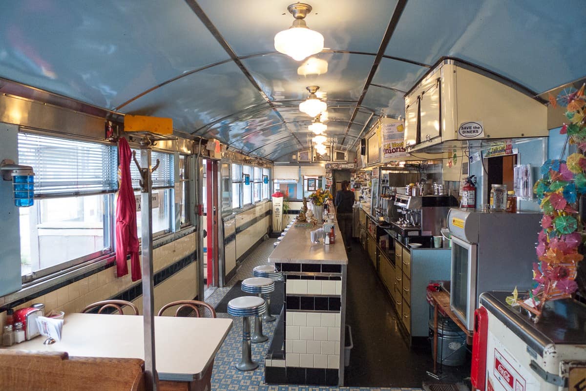 Der Innenraum des Central Diners in Providence zeigt den engen Tresenraum, aus dem Goings seine Dinerfiguren und Thekenstillleben entwickelte.