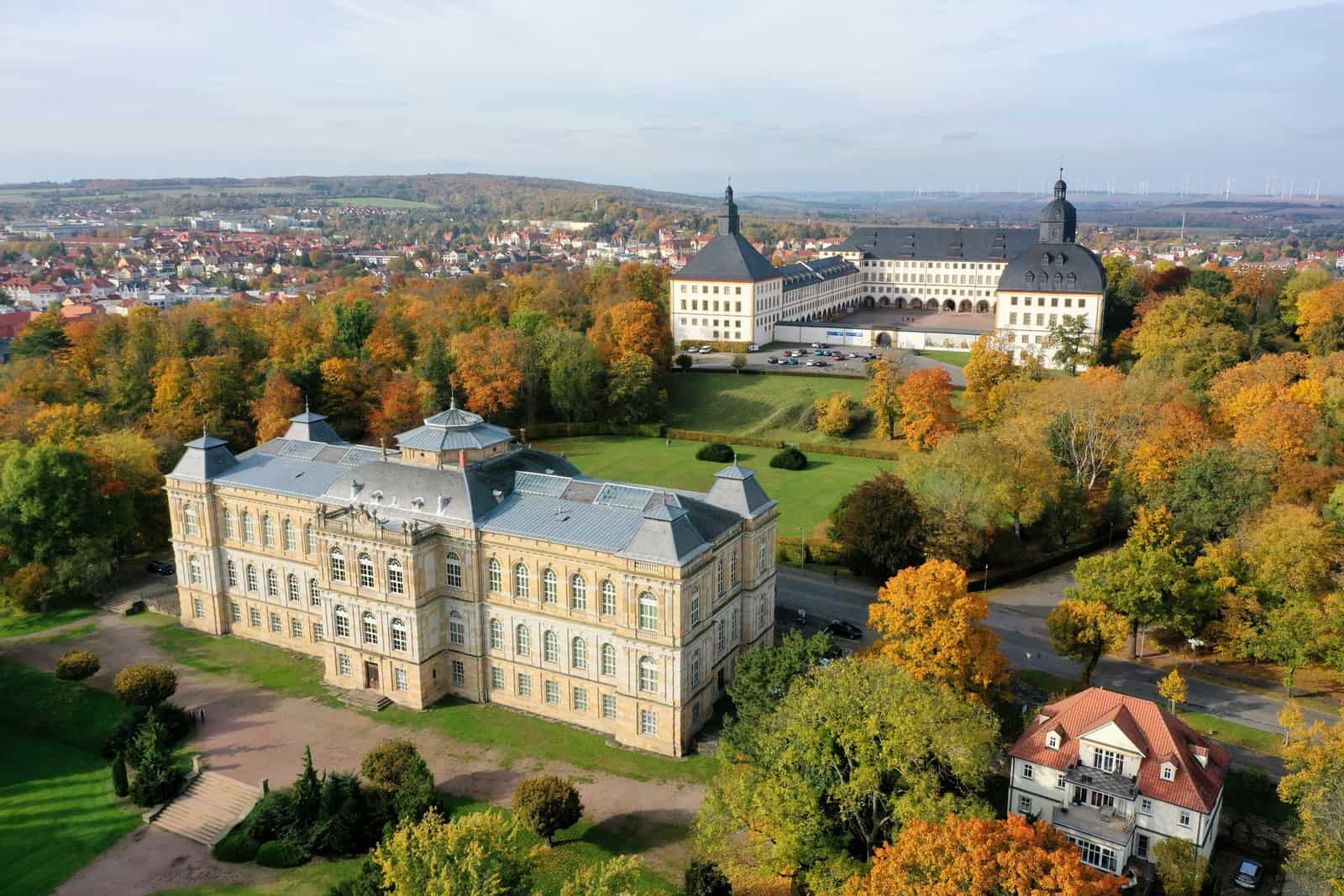 Das Herzogliche Museum steht im Vordergrund unterhalb des größeren Schlosses Friedenstein in Gotha.