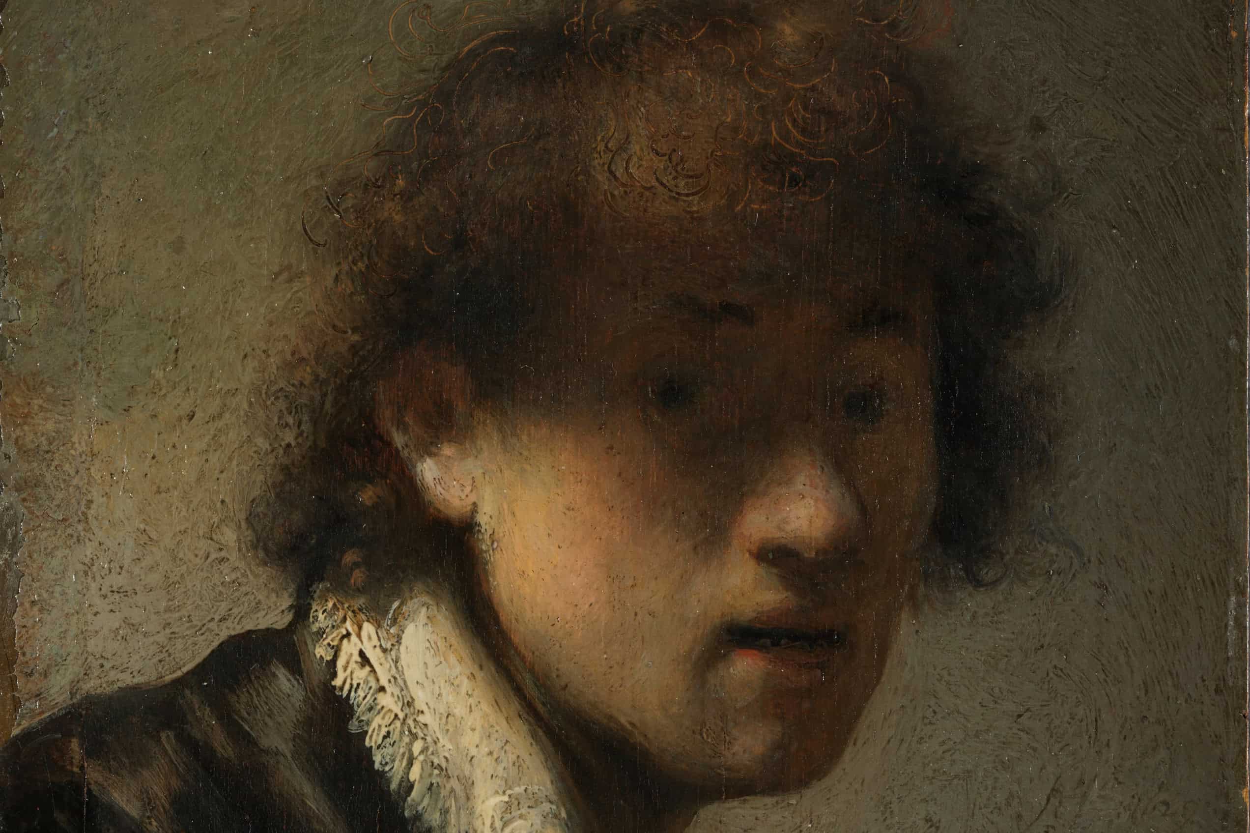 Der junge Rembrandt blickt aus tiefem Schatten hervor; Licht trifft in dem Selbstbildnis von 1629 seine Wange und die zerzausten Locken.